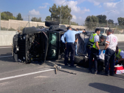  اصابة متوسطة لشخص بحادث طرق وانقلاب مركبة قرب الرملة